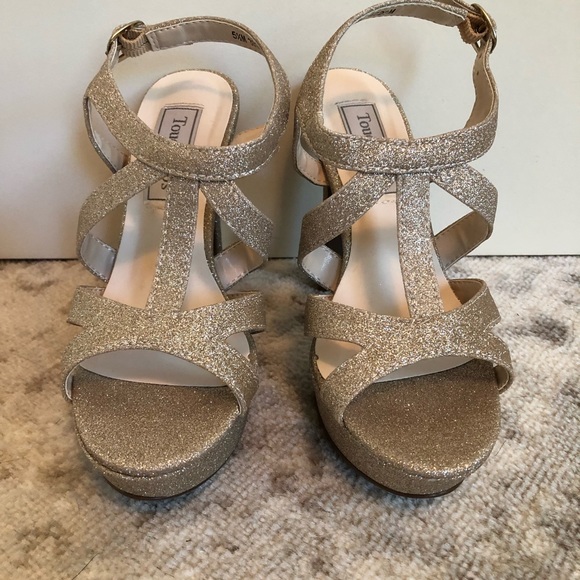 5.5 Touch Ups gold/beige heels - Picture 1 of 5